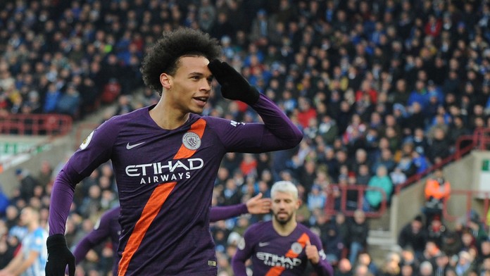 Raheem Sterling z Manchesteru City oslavuje gól na pôde Huddersfdieldu.