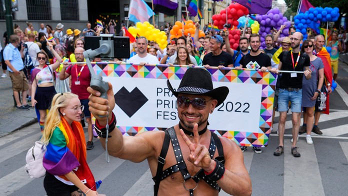 Sprievod so všadeprítomnými dúhovými vlajkami prešiel centrom Prahy.