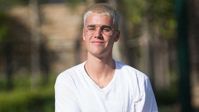 Justin Bieber pozdravil svoje fanúšičky pri hoteli v austrálskom Perth