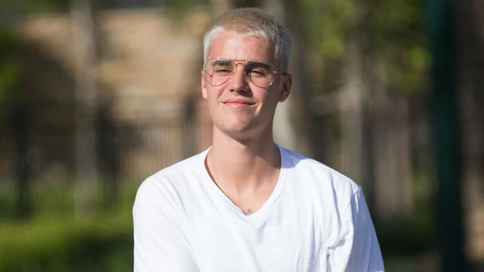Justin Bieber pozdravil svoje fanúšičky pri hoteli v austrálskom Perth