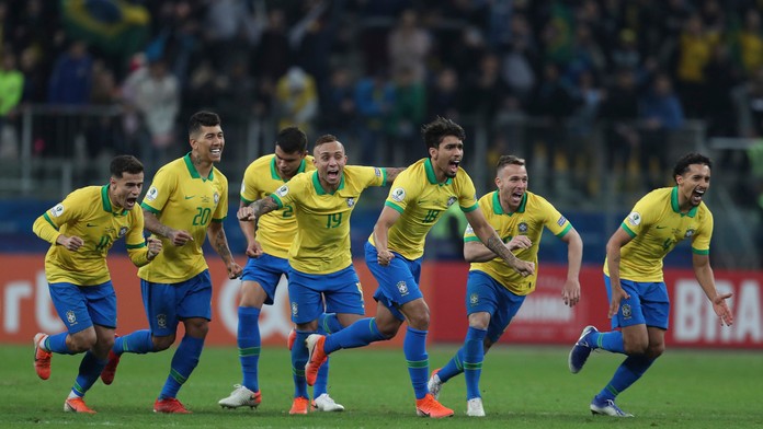 Hráči Brazílie oslavujú triumf nad Paraguajom vo štvrťfinále Copa América 2019.