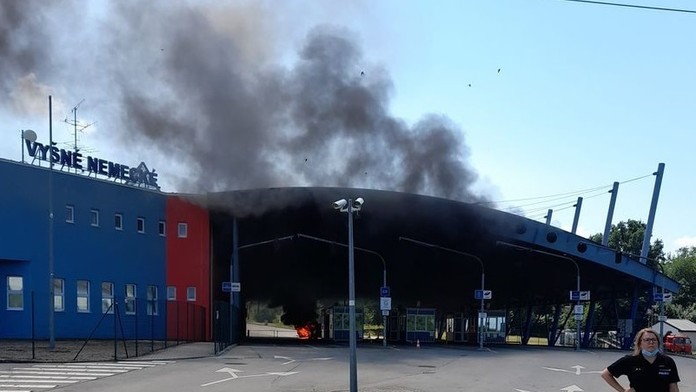 Horiace auto na hraničnom priechode Vyšné Nemecké