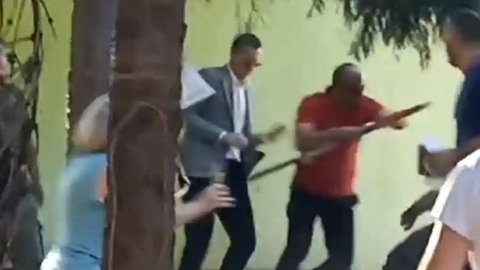 VIDEO: Bitka počas slovenskej slávnosti v Srbsku. Medzi útočníkmi boli aj predstavitelia samosprávy