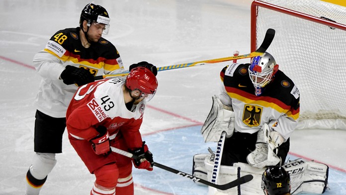 Danny aus den Birken (Nemecko) blokuje strelu dánskeho hráča Nichlasa Hardta.