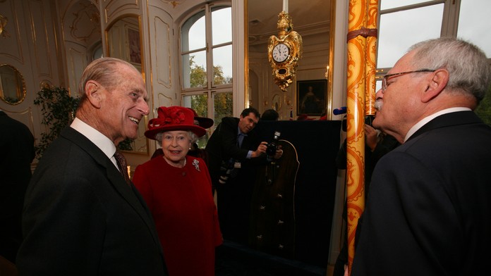 Britský manželský pár počúva prezidenta Ivana Gašparoviča ako hrá na fujare.