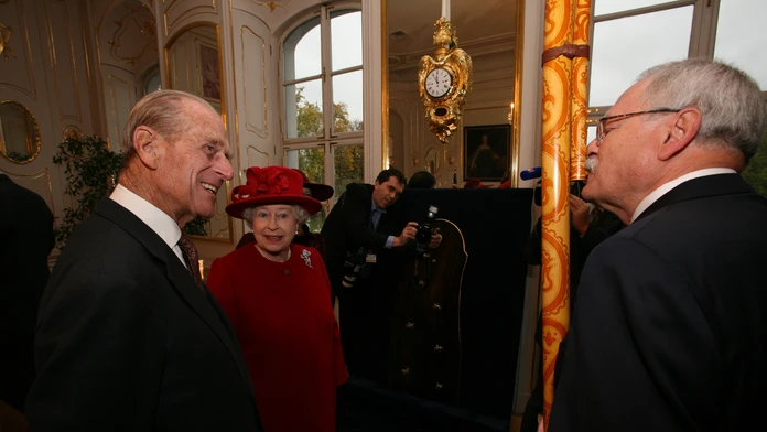 Britský manželský pár počúva prezidenta Ivana Gašparoviča ako hrá na fujare.