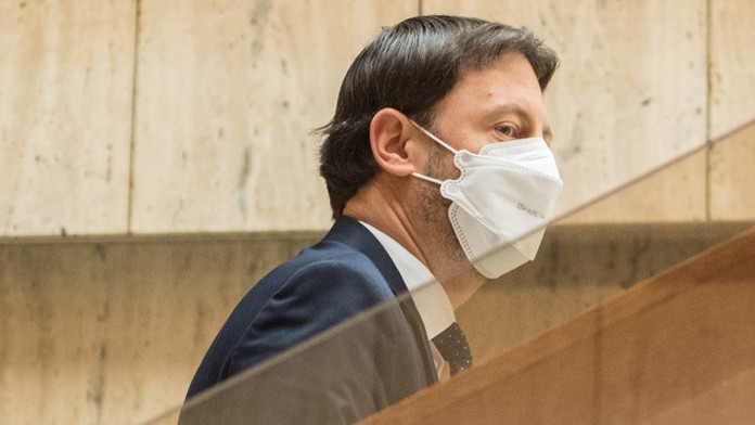 Predseda vlády Eduard Heger.