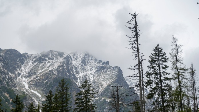 V Tatrách panujú zimné podmienky. Niekde napadlo aj pol metra snehu