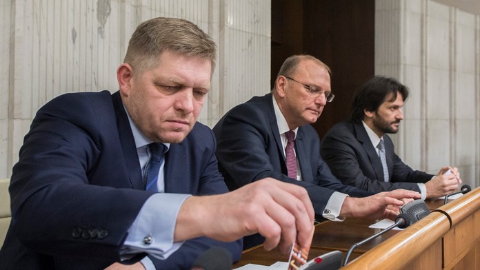Na snímke zľava poslanci NR SR Robert Fico,  Ľubomír Vážny a Robert Kaliňák (SMER-SD)