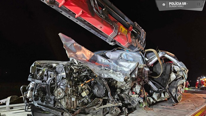 FOTO: Po silnom náraze to už ani nevyzeralo ako auto. Na Kysuciach vyhasol život mladého muža