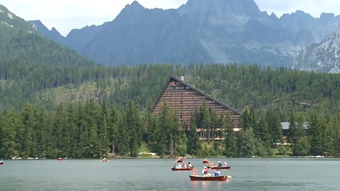 Za socializmu poukážky dostávali zamestnanci a mohli tak tráviť letnú či zimnú dovolenku v zariadeniach ROH. 