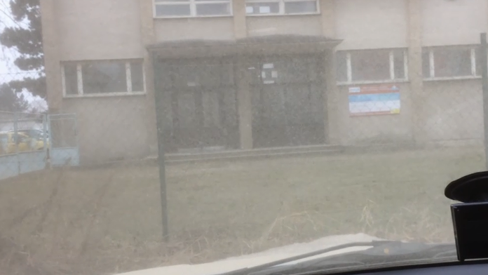 Takto znečistené čelné sklá si našli obyvatelia Prievidze