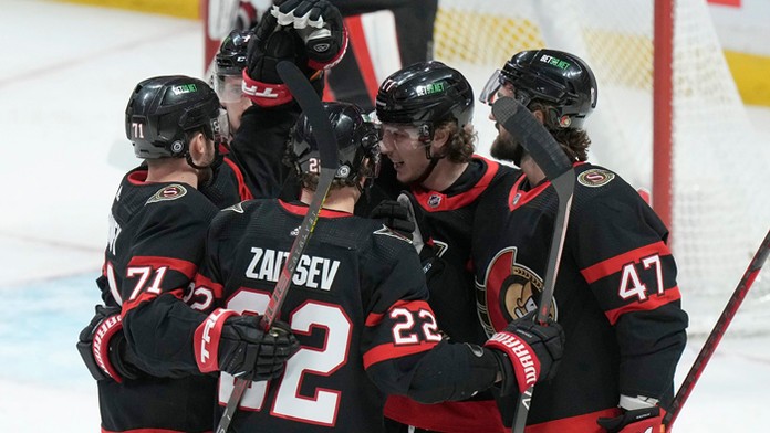 Hráči Ottawy Senators sa tešia po strelení gólu.