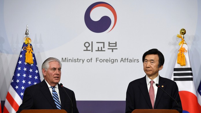 Rex Tillerson (vľavo) so svojím juhokórejským rezortným partnerom Jun Pjung-seom.