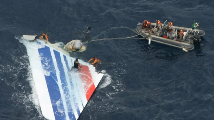 Na snímke z 8. júna 2009 trosky lietadla Airbus A330  spoločnosti Air France v Atlantickom oceáne.