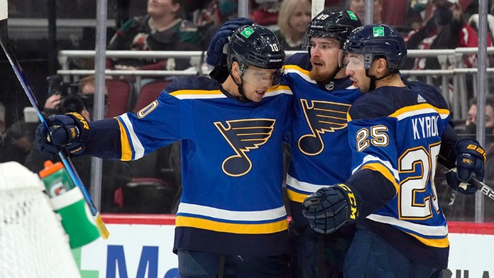 Pravé krídlo Pavel Buchnevich (89) zo St. Louis Blues sa teší z gólu so spoluhráčmi.