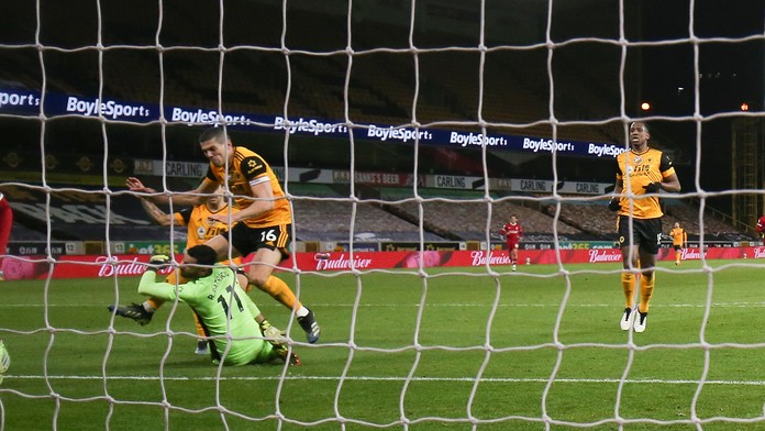 Conor Coady nešťastne trafil kolenom do hlavy Ruia Patricia.