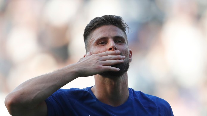 Olivier Giroud z Chelsea oslavuje gól proti Liverpoolu.
