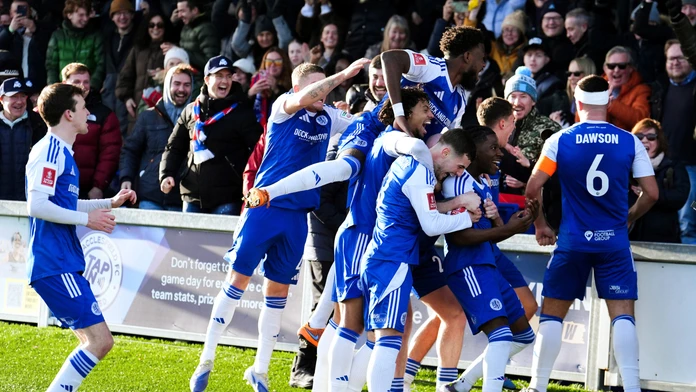 Futbalista Macclesfieldu Town  Isaac Buckley-Ricketts sa teší so spoluhráčmi z gólu