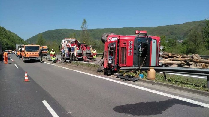 Zrážka auta a kamióna na R1. Medzi zranenými je aj tehotná žena