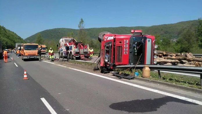 Zrážka auta a kamióna na R1. Medzi zranenými je aj tehotná žena