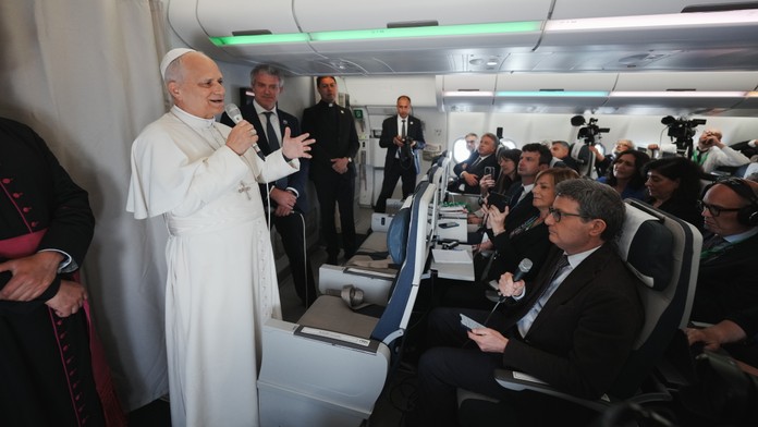 Pápež Lev XIV. na ceste z Afriky