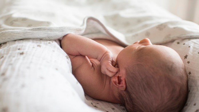 Rodí sa menej chlapcov než dievčat. Vedci objasnili, čo za tým stojí