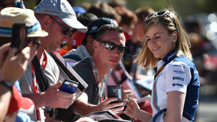 Susie Wolffová na archívnej snímke pred VC Austrálie, keď počas tréningu rozdávala autogramy (13. marca 2015).