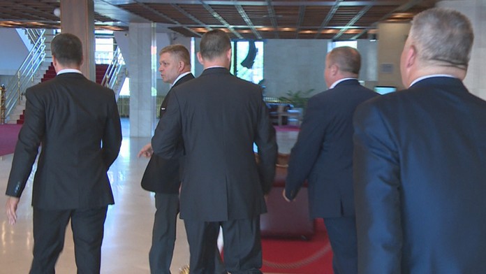 Expremiér Robert Fico s ochrankármi.