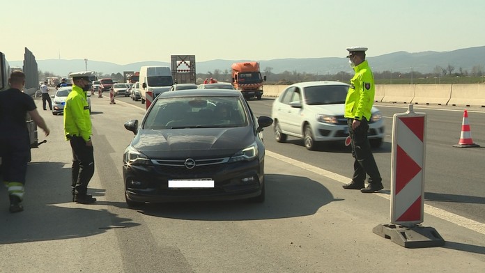 Policajti kontrolujú autá