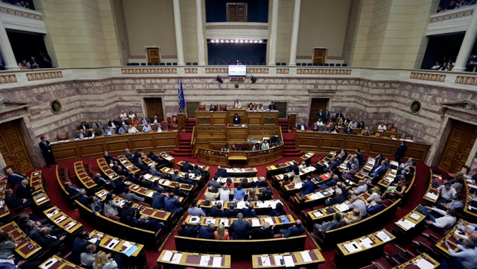 Pohľad na plénum gréckeho parlamentu počas debaty o schvaľovaní balíka reforiem.Grécky