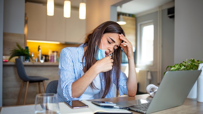 Ľudia, ktorí mali covid na začiatku pandémie, majú iné dlhodobé následky, ako tí z druhej a tretej vlny