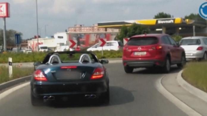 Muž na kabriolete vybrzdil sanitku.