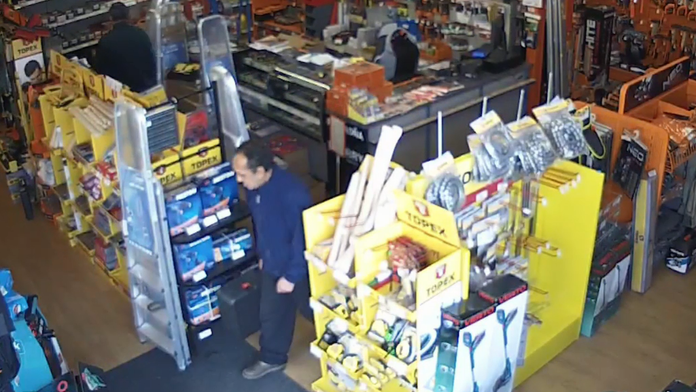 Zlodej si odnáša búracie kladivo