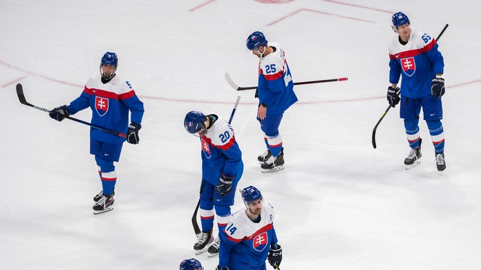 Smutní hokejisti Slovenska po prehre so Švédskom na ZOH 2022.