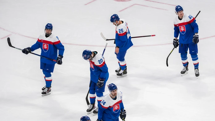 Smutní hokejisti Slovenska po prehre so Švédskom na ZOH 2022.