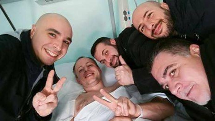 Cristian Movió v nemocnici a Luca Scatá s kolegami na návšteve.