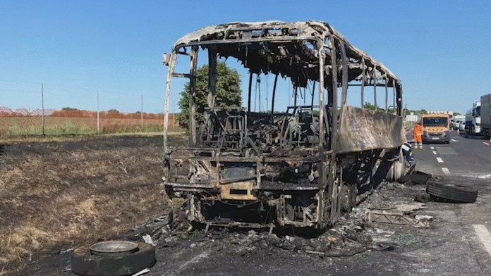 Nehoda autobusu s mladými futbalistami z Komárna. Tragédii zabránil pohotový vodič