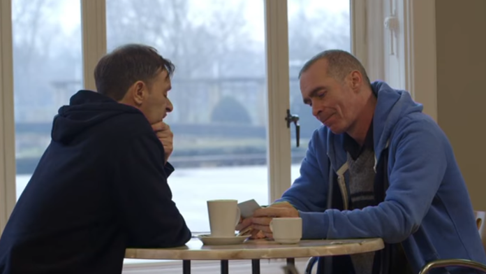 Bratia sa stretli prvýkrát v živote a Steve si obzerá maminu fotografiu.