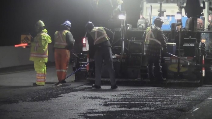 V niektorých krajinách cestári pracujú aj v noci.