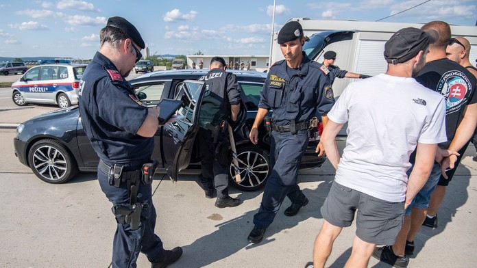 Rakúska polícia kontroluje na hraniciach auto fanúšikov Slovana.