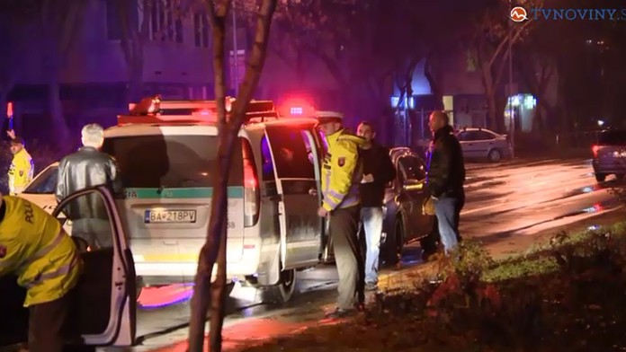 Policajti zrazili mladú ženu