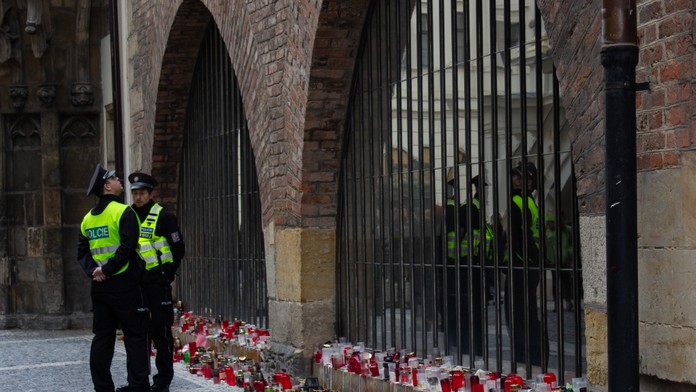 Pietne miesto po streľbe v Prahe.