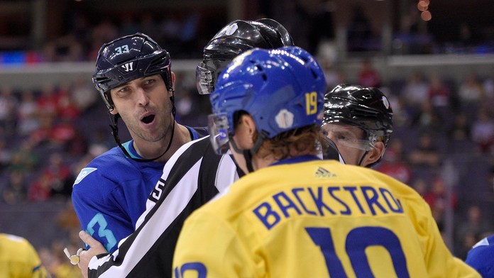 Carey Price zastavuje Alexandra Ovečkina.