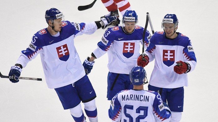 Vľavo brankár Sebastian Dahm z Dánska inkasuje gól v zápase na MS 2019.