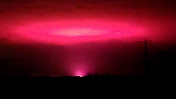 Austrálsku oblohu pohltila jasnoružová žiara. Počiatočné vydesenie miestnych napokon vystriedal úsmev