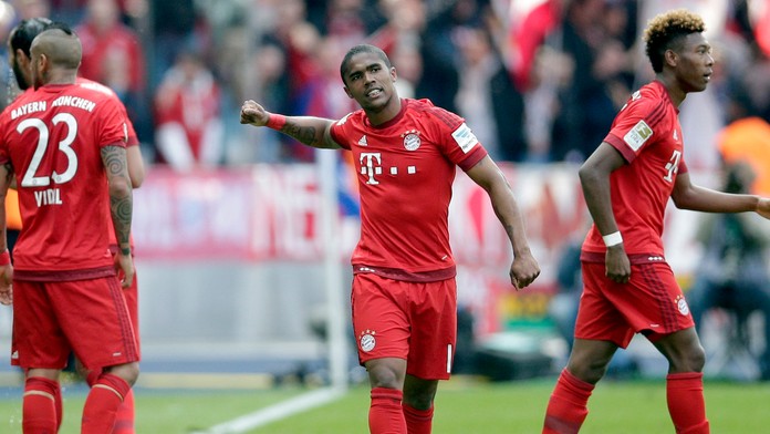 Douglas Costa oslavuje gól 
