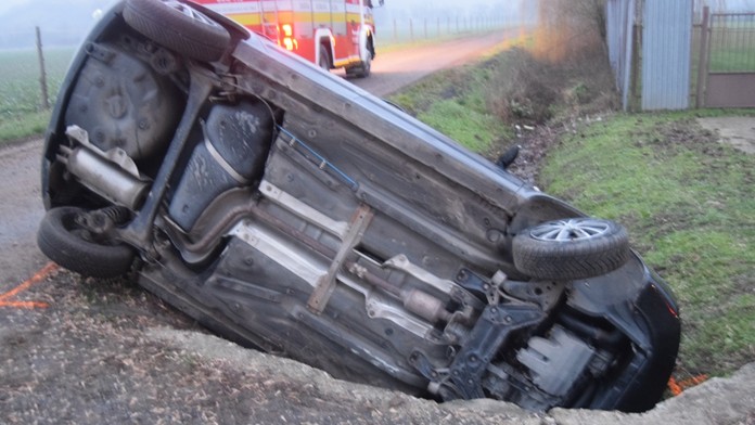 FOTO: Muž z Kiarova prežil Silvester v cele. Predtým prevrátil auto, „zaparkoval“ v jarku a nafúkal