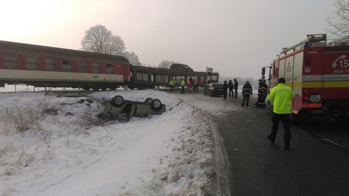 Auto po náraze do vlaku odrazilo a prevrátilo sa na strechu.