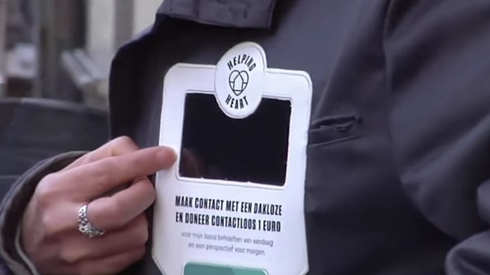 Platobný terminál na kabáte pre bezdomovcov.